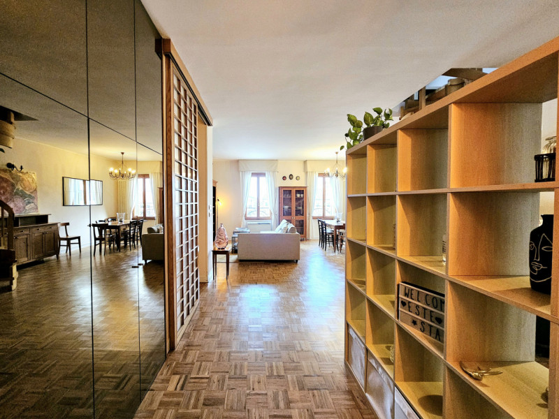 Proponiamo in vendita elegante e luminoso appartamento all'ultimo piano, situato in una storica p...