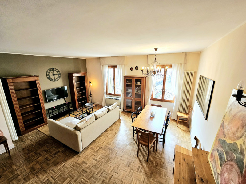 Proponiamo in vendita elegante e luminoso appartamento all'ultimo piano, situato in una storica p...