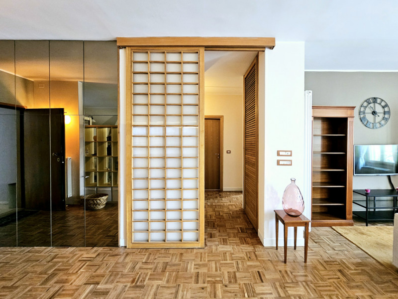 Proponiamo in vendita elegante e luminoso appartamento all'ultimo piano, situato in una storica p...