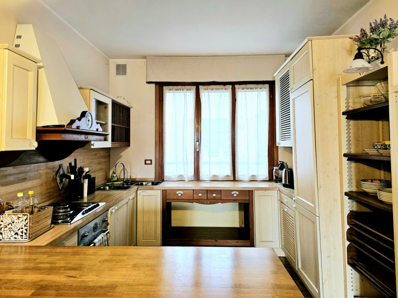 Proponiamo in vendita elegante e luminoso appartamento all'ultimo piano, situato in una storica p...