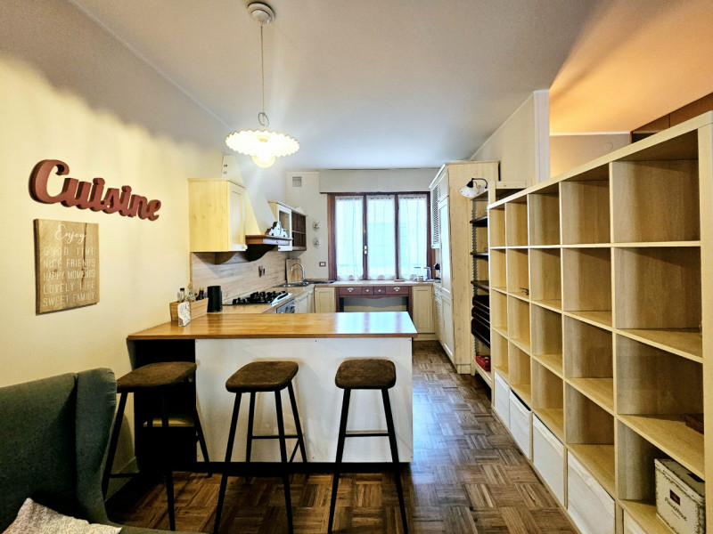 Proponiamo in vendita elegante e luminoso appartamento all'ultimo piano, situato in una storica p...