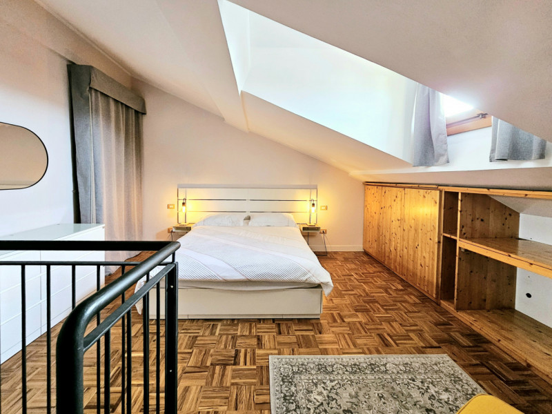 Proponiamo in vendita elegante e luminoso appartamento all'ultimo piano, situato in una storica p...