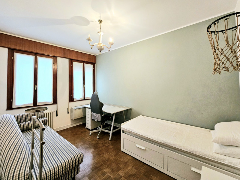 Proponiamo in vendita elegante e luminoso appartamento all'ultimo piano, situato in una storica p...