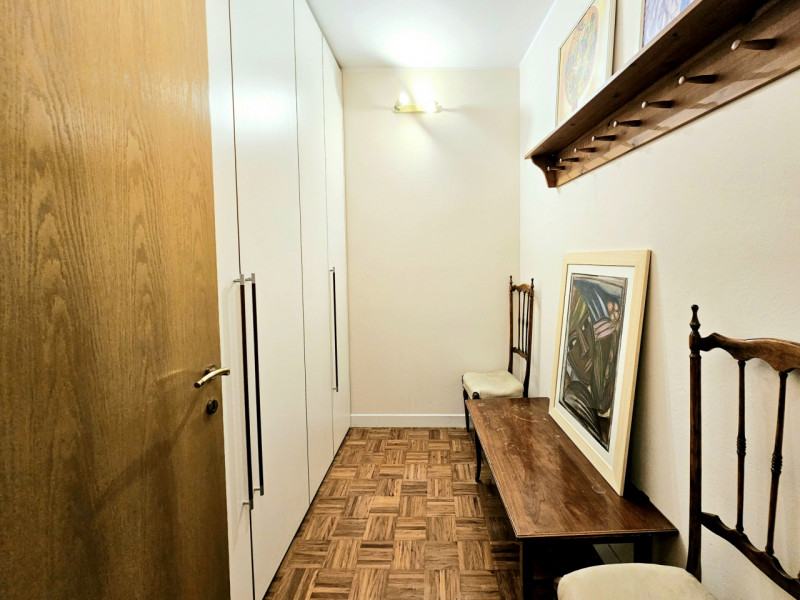 Proponiamo in vendita elegante e luminoso appartamento all'ultimo piano, situato in una storica p...