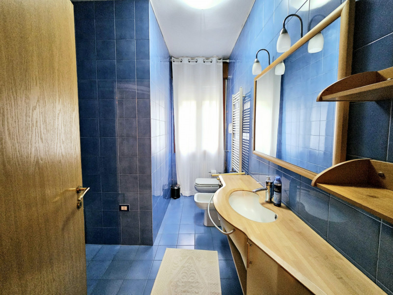 Proponiamo in vendita elegante e luminoso appartamento all'ultimo piano, situato in una storica p...