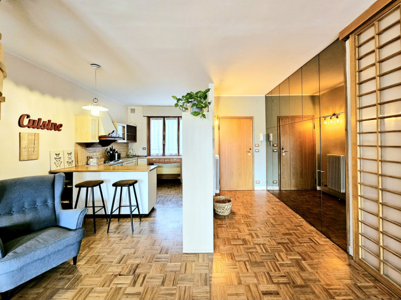 Proponiamo in vendita elegante e luminoso appartamento all'ultimo piano, situato in una storica p...