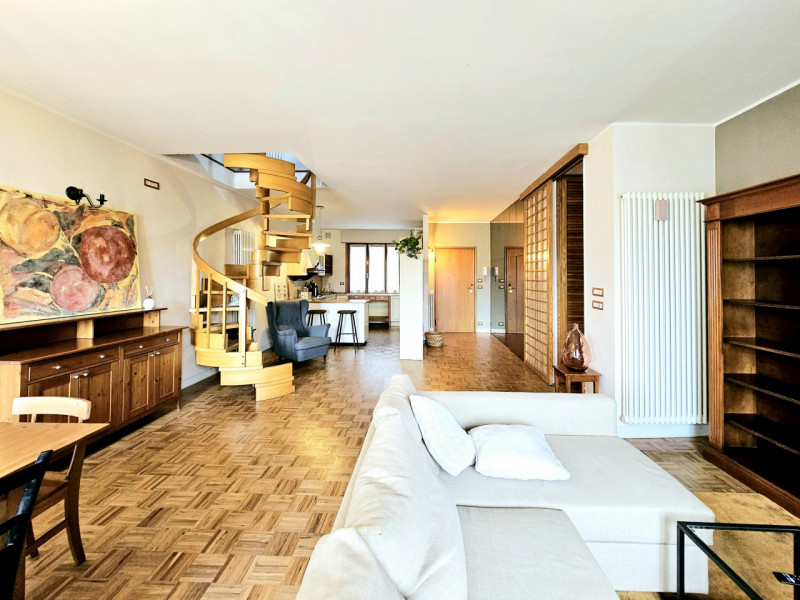 Proponiamo in vendita elegante e luminoso appartamento all'ultimo piano, situato in una storica p...