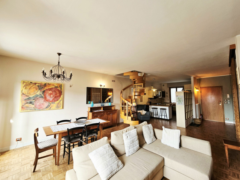 Proponiamo in vendita elegante e luminoso appartamento all'ultimo piano, situato in una storica p...