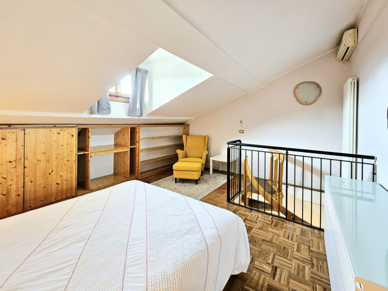 Proponiamo in vendita elegante e luminoso appartamento all'ultimo piano, situato in una storica p...