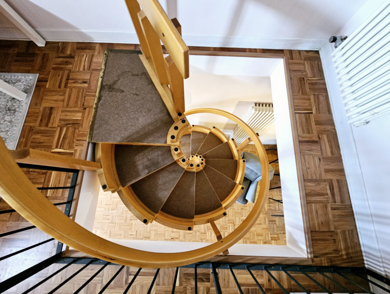 Proponiamo in vendita elegante e luminoso appartamento all'ultimo piano, situato in una storica p...