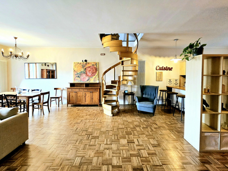 Proponiamo in vendita elegante e luminoso appartamento all'ultimo piano, situato in una storica p...