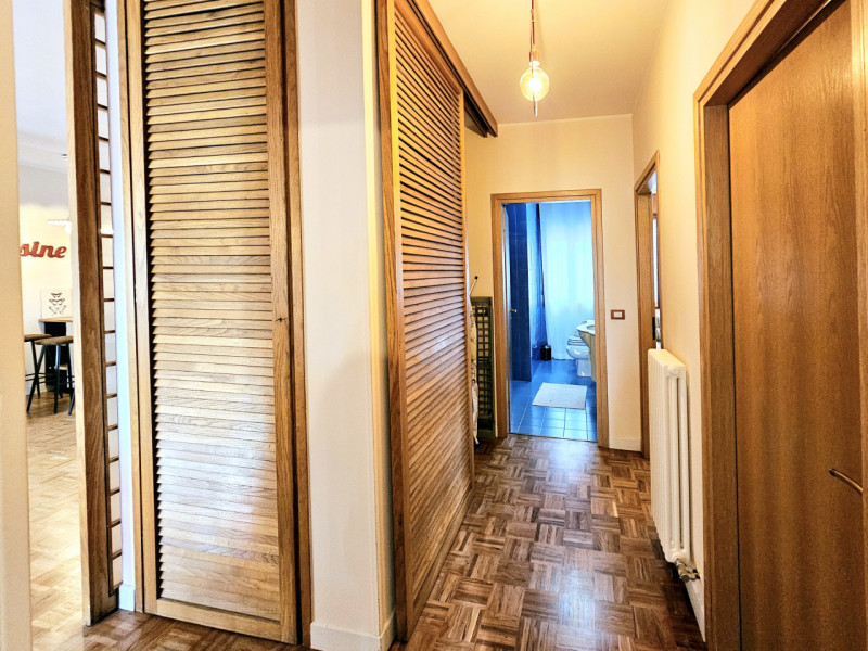 Proponiamo in vendita elegante e luminoso appartamento all'ultimo piano, situato in una storica p...