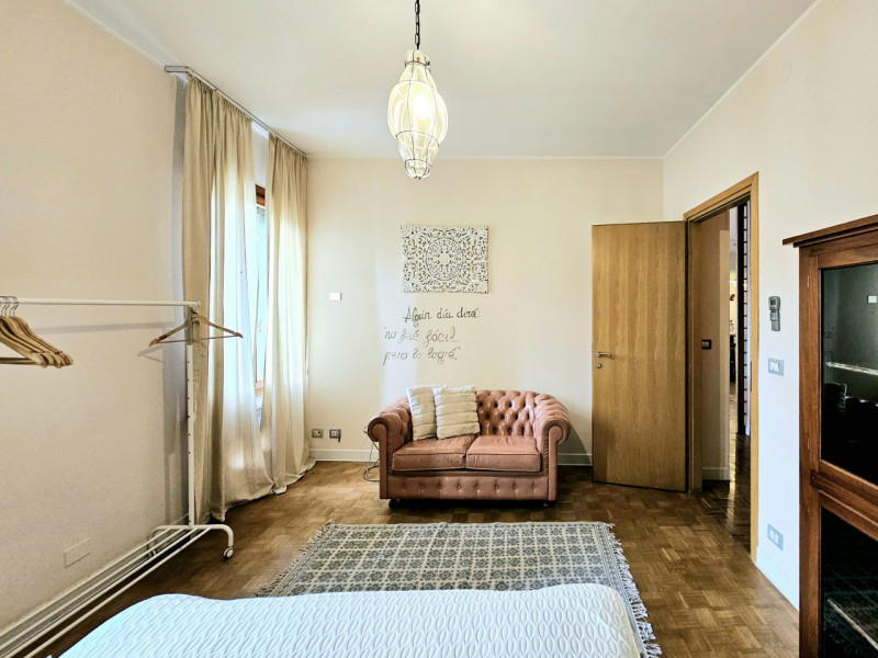 Proponiamo in vendita elegante e luminoso appartamento all'ultimo piano, situato in una storica p...