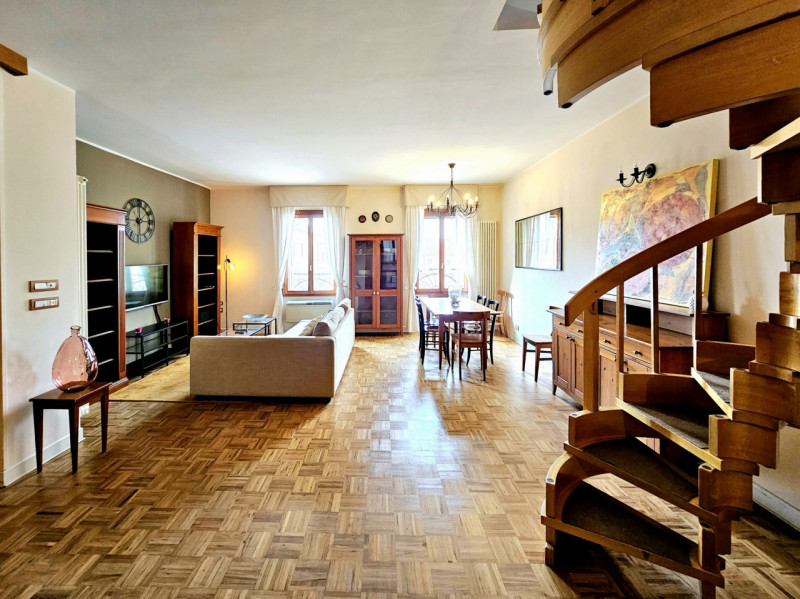 Proponiamo in vendita elegante e luminoso appartamento all'ultimo piano, situato in una storica p...