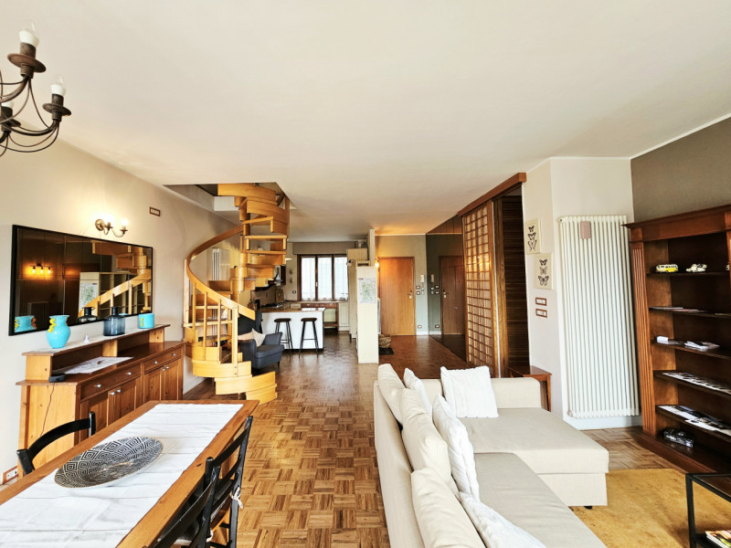 Proponiamo in vendita elegante e luminoso appartamento all'ultimo piano, situato in una storica p...