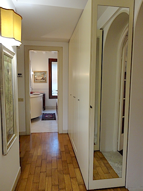 In una splendida posizione nella città, a pochi passi da Piazza dei Signori e comodo al parcheggi...