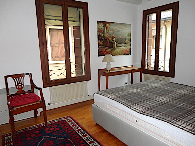 In una splendida posizione nella città, a pochi passi da Piazza dei Signori e comodo al parcheggi...