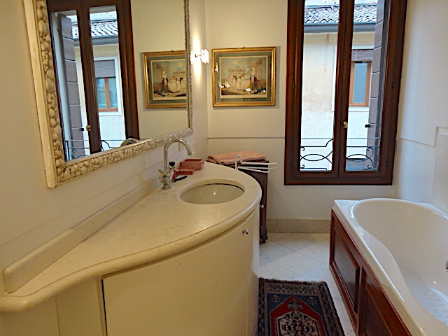 In una splendida posizione nella città, a pochi passi da Piazza dei Signori e comodo al parcheggi...