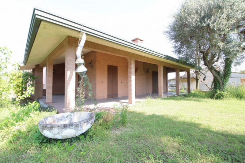 SOLESINO: proponiamo in vendita, nel cuore del paese, una splendida villa contemporanea di circa ...