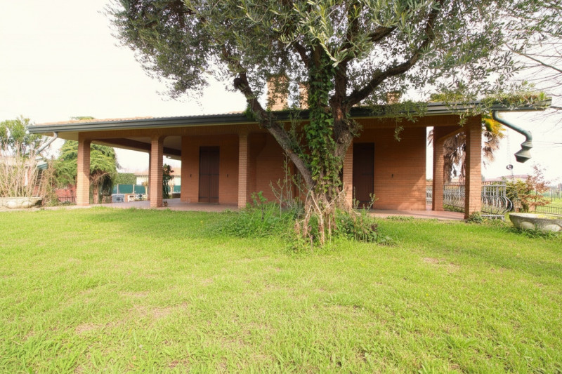 SOLESINO: proponiamo in vendita, nel cuore del paese, una splendida villa contemporanea di circa ...