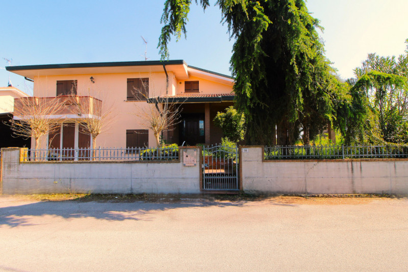 SOLESINO: proponiamo in vendita, nel cuore del paese, una splendida villa contemporanea di circa ...