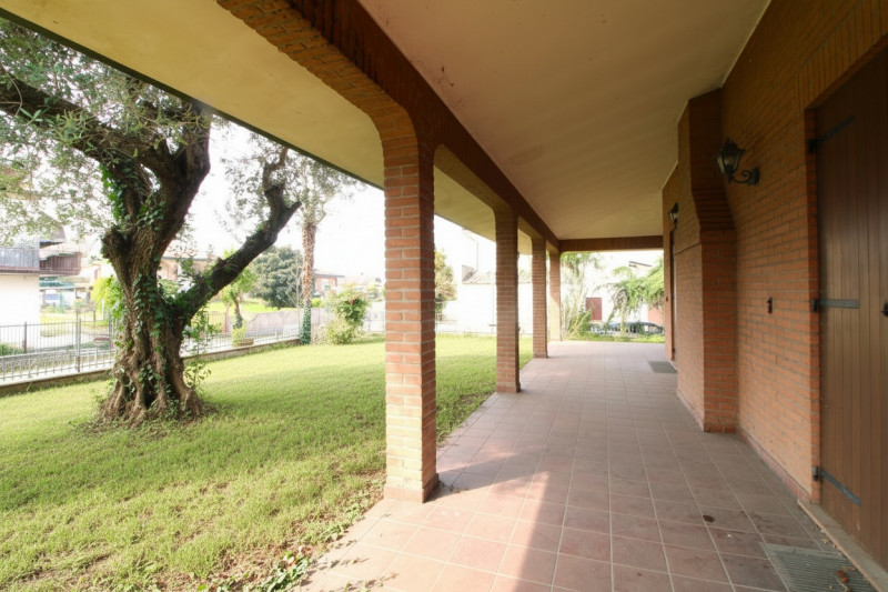 SOLESINO: proponiamo in vendita, nel cuore del paese, una splendida villa contemporanea di circa ...