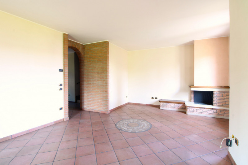 SOLESINO: proponiamo in vendita, nel cuore del paese, una splendida villa contemporanea di circa ...