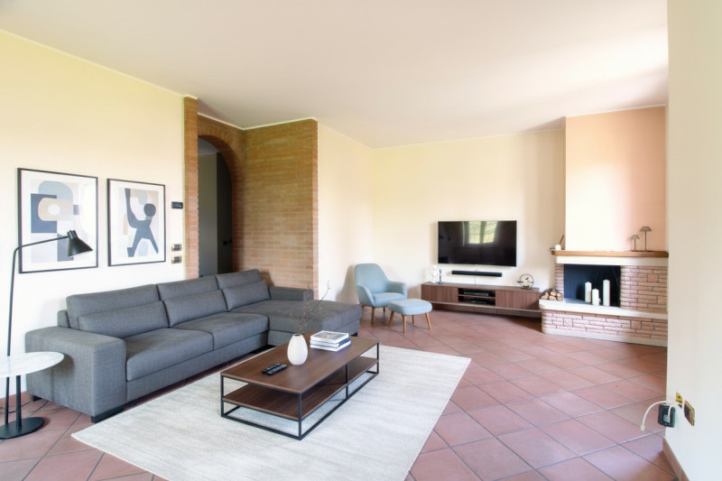 SOLESINO: proponiamo in vendita, nel cuore del paese, una splendida villa contemporanea di circa ...