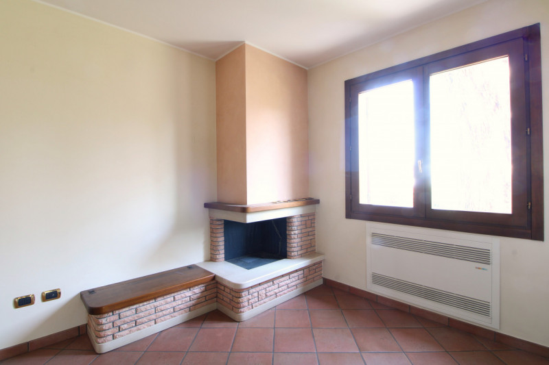 SOLESINO: proponiamo in vendita, nel cuore del paese, una splendida villa contemporanea di circa ...