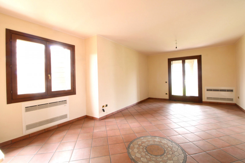 SOLESINO: proponiamo in vendita, nel cuore del paese, una splendida villa contemporanea di circa ...