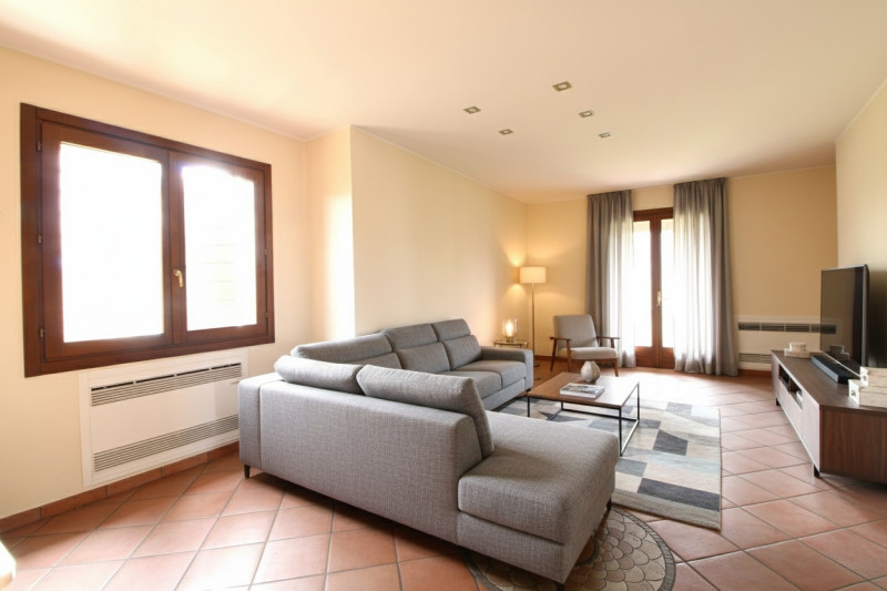 SOLESINO: proponiamo in vendita, nel cuore del paese, una splendida villa contemporanea di circa ...