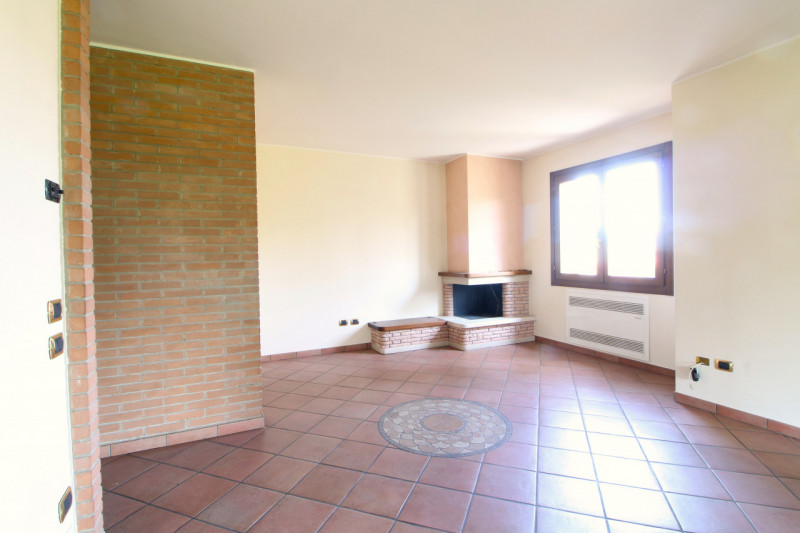 SOLESINO: proponiamo in vendita, nel cuore del paese, una splendida villa contemporanea di circa ...