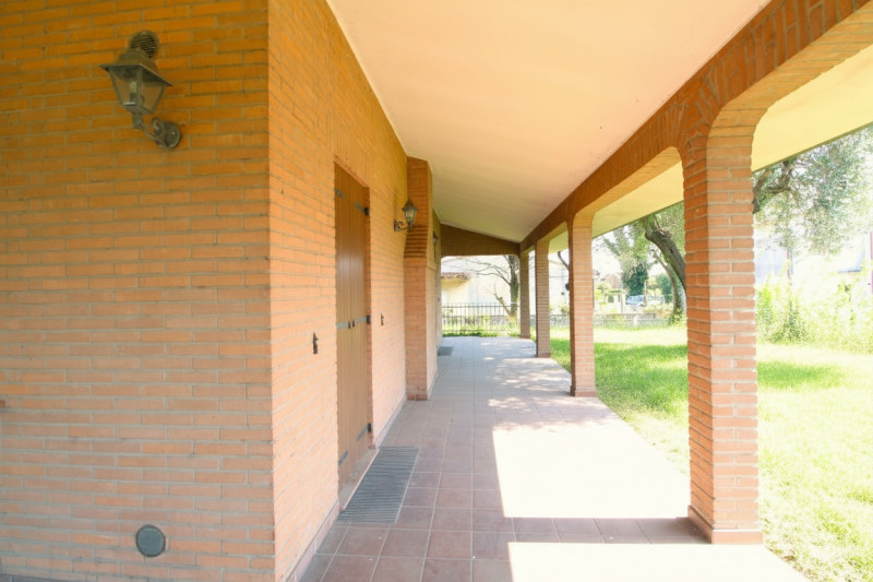 SOLESINO: proponiamo in vendita, nel cuore del paese, una splendida villa contemporanea di circa ...