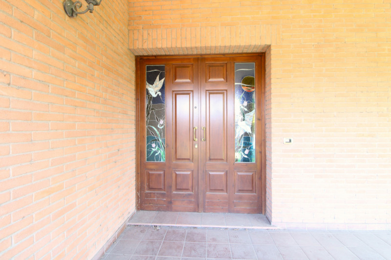 SOLESINO: proponiamo in vendita, nel cuore del paese, una splendida villa contemporanea di circa ...