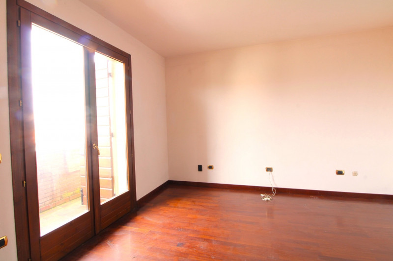 SOLESINO: proponiamo in vendita, nel cuore del paese, una splendida villa contemporanea di circa ...