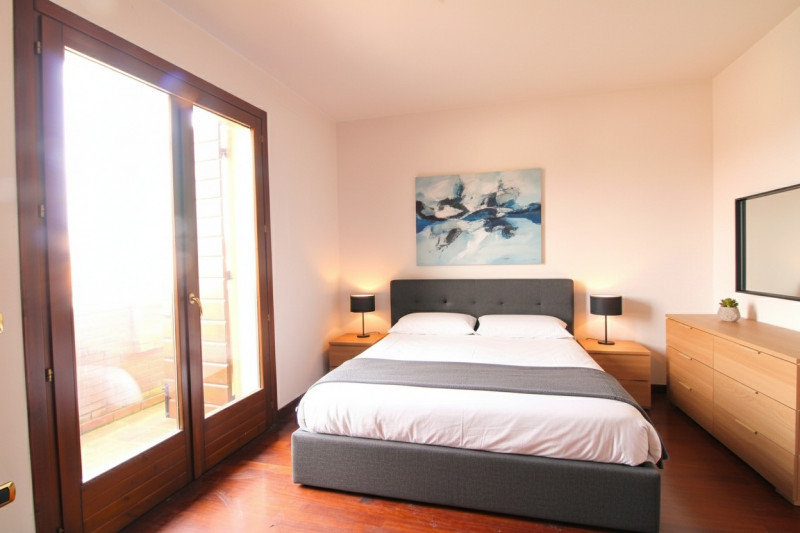 SOLESINO: proponiamo in vendita, nel cuore del paese, una splendida villa contemporanea di circa ...