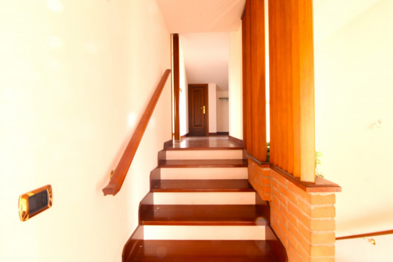 SOLESINO: proponiamo in vendita, nel cuore del paese, una splendida villa contemporanea di circa ...