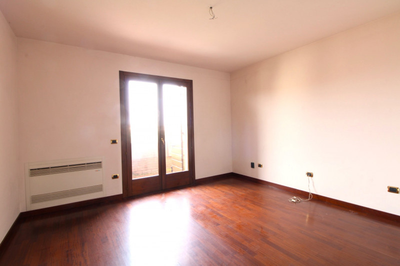 SOLESINO: proponiamo in vendita, nel cuore del paese, una splendida villa contemporanea di circa ...