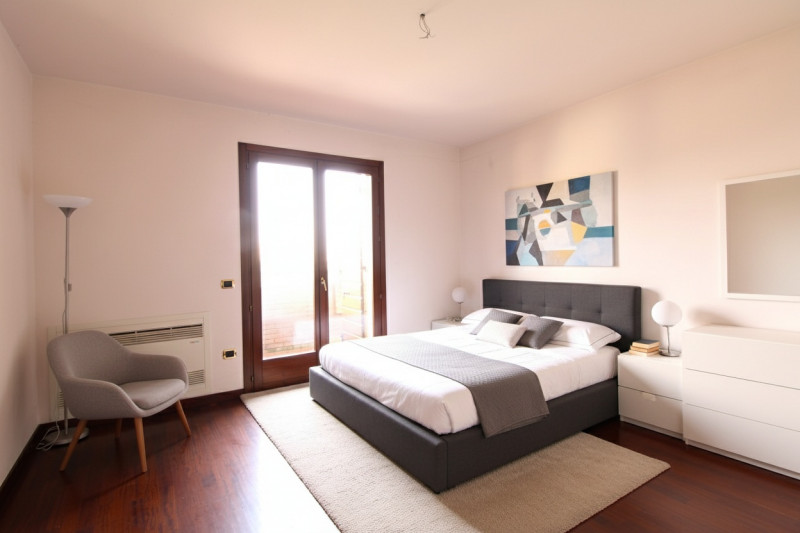 SOLESINO: proponiamo in vendita, nel cuore del paese, una splendida villa contemporanea di circa ...