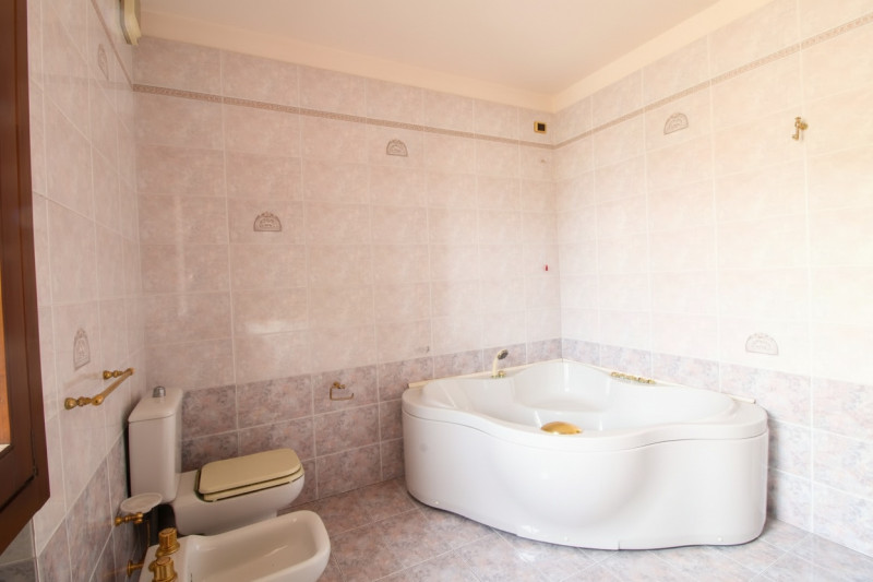 SOLESINO: proponiamo in vendita, nel cuore del paese, una splendida villa contemporanea di circa ...