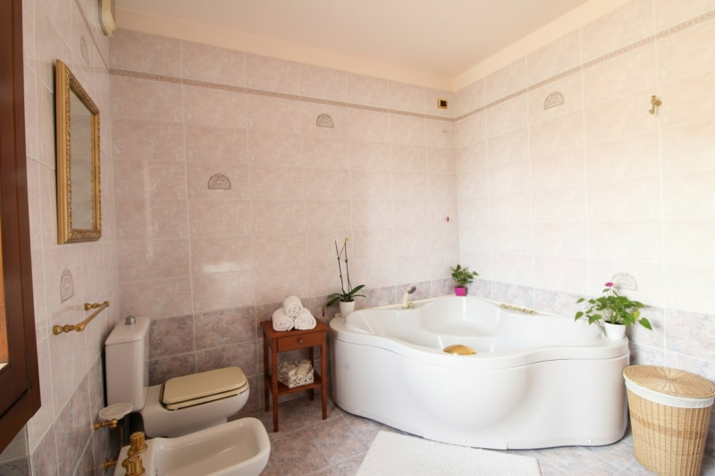 SOLESINO: proponiamo in vendita, nel cuore del paese, una splendida villa contemporanea di circa ...