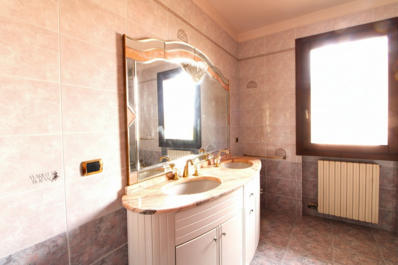 SOLESINO: proponiamo in vendita, nel cuore del paese, una splendida villa contemporanea di circa ...