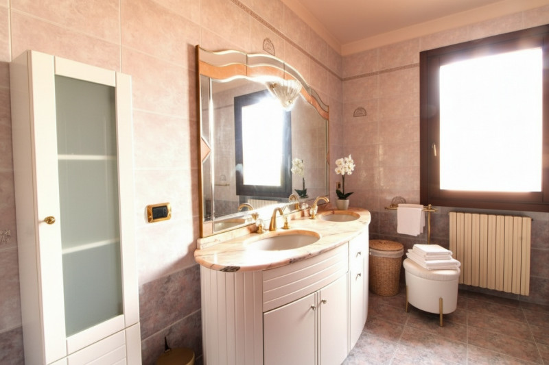 SOLESINO: proponiamo in vendita, nel cuore del paese, una splendida villa contemporanea di circa ...