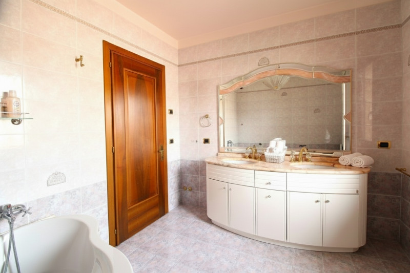 SOLESINO: proponiamo in vendita, nel cuore del paese, una splendida villa contemporanea di circa ...