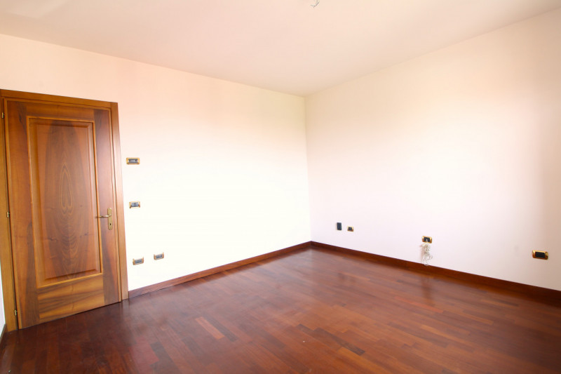 SOLESINO: proponiamo in vendita, nel cuore del paese, una splendida villa contemporanea di circa ...