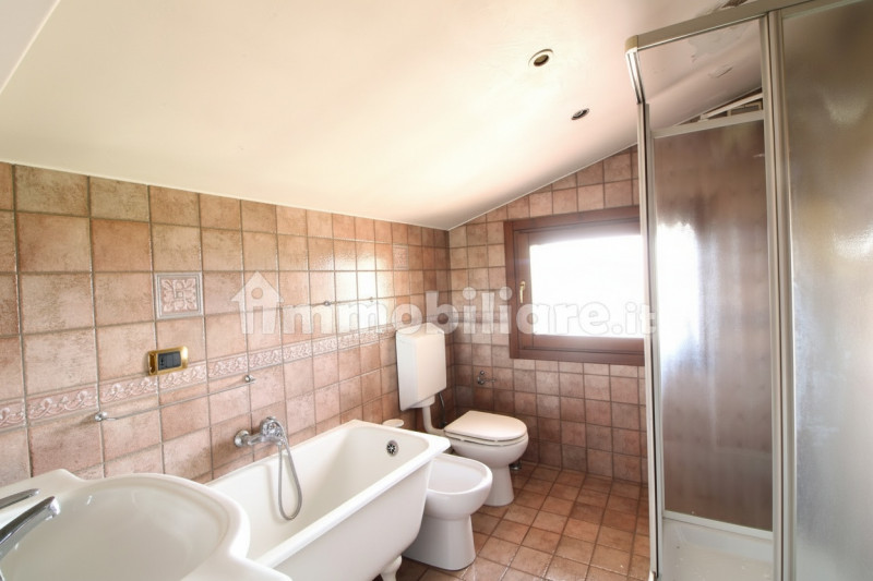 SOLESINO: proponiamo in vendita, nel cuore del paese, una splendida villa contemporanea di circa ...