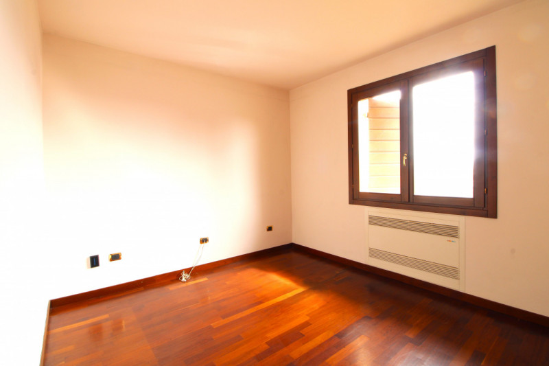 SOLESINO: proponiamo in vendita, nel cuore del paese, una splendida villa contemporanea di circa ...