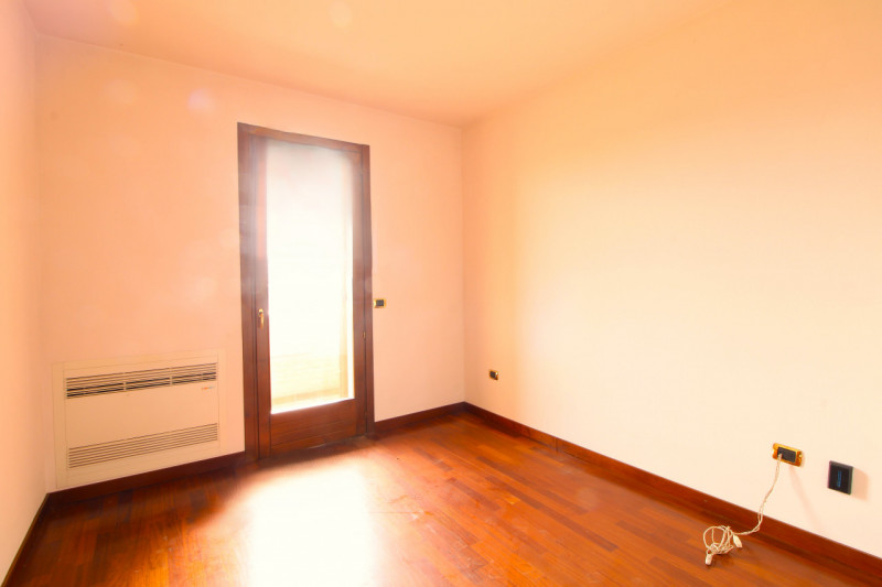 SOLESINO: proponiamo in vendita, nel cuore del paese, una splendida villa contemporanea di circa ...