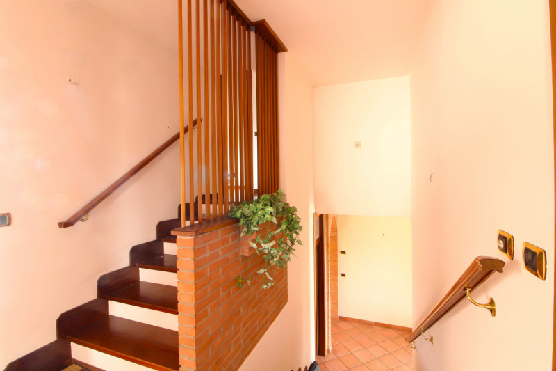 SOLESINO: proponiamo in vendita, nel cuore del paese, una splendida villa contemporanea di circa ...