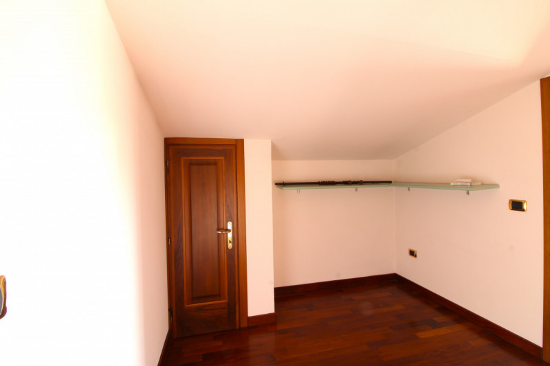 SOLESINO: proponiamo in vendita, nel cuore del paese, una splendida villa contemporanea di circa ...